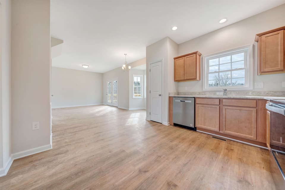 330 Diamond Avenue, photo 4 of 12