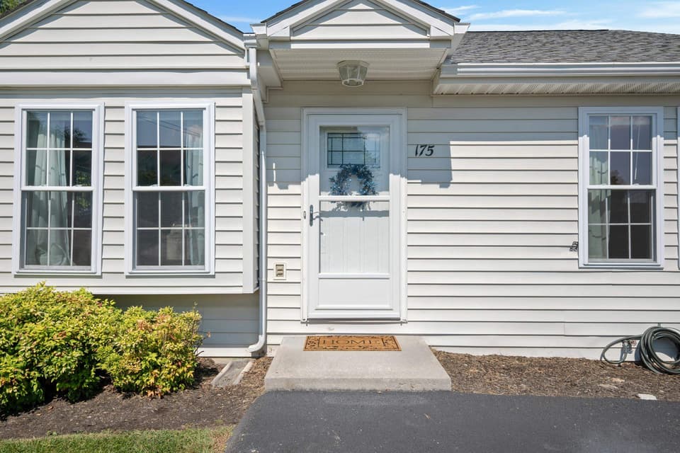 175 Darci Drive SE, photo 3 of 34