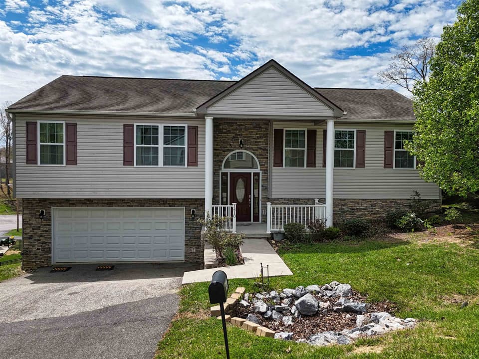 1410 Sherwood Drive, photo 3 of 40