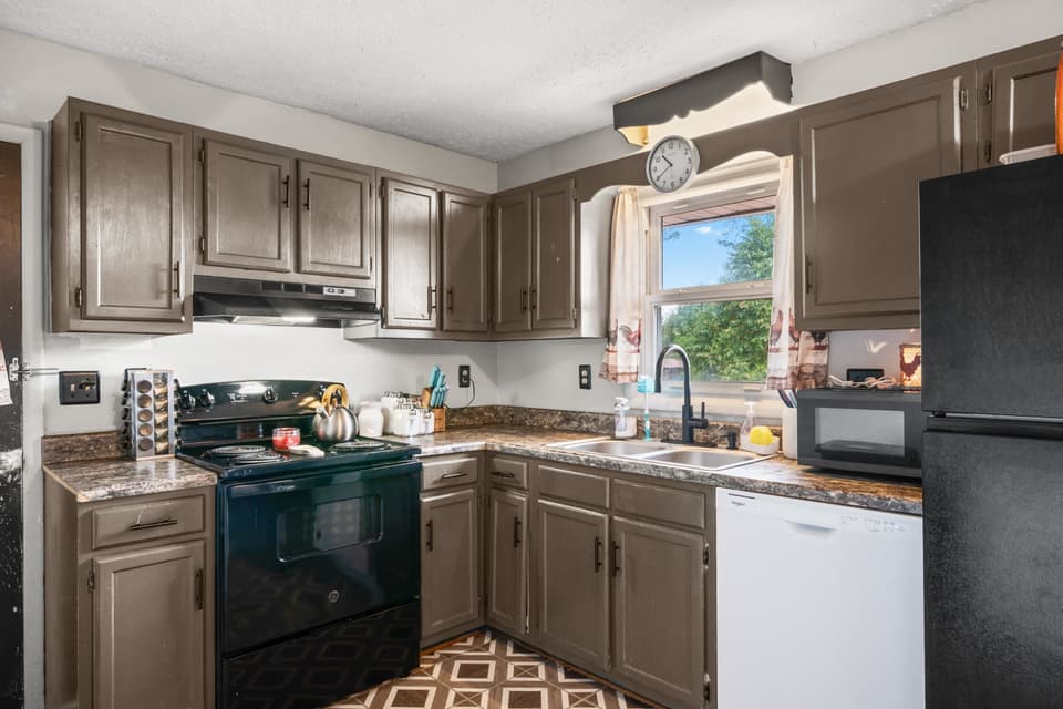 326 Rolling Hills Drive, photo 8 of 40