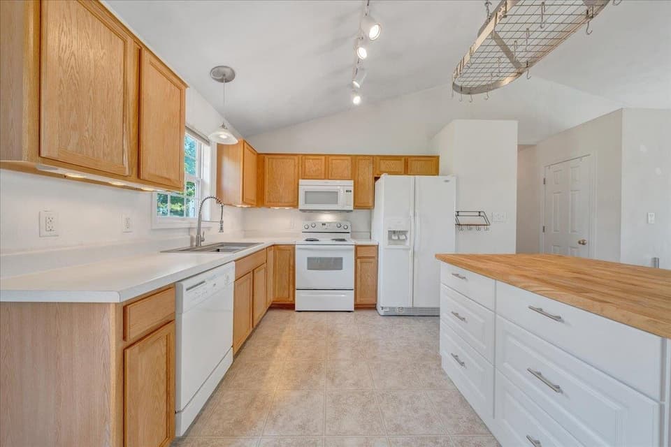 100 Wistaria Drive, photo 9 of 36