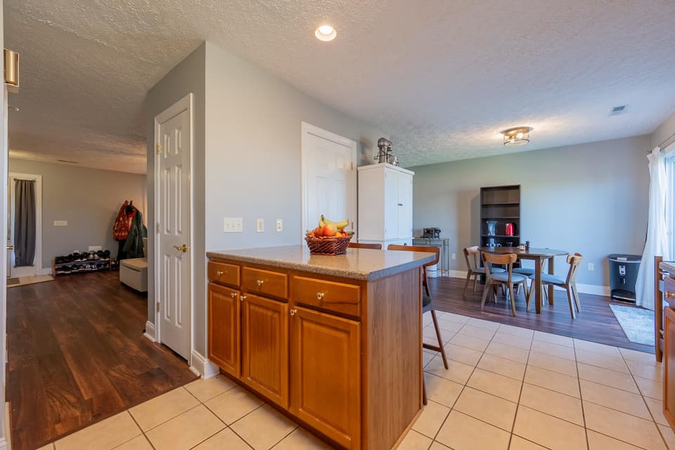 325 Oaktree Boulevard, photo 13 of 35