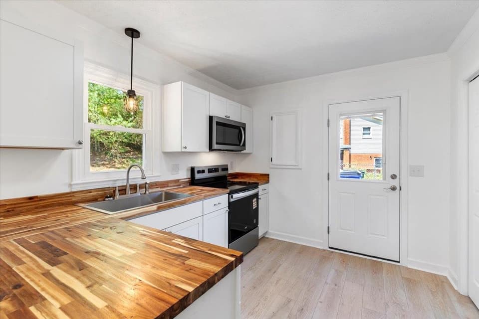 2435 Glade Drive SE, photo 12 of 40