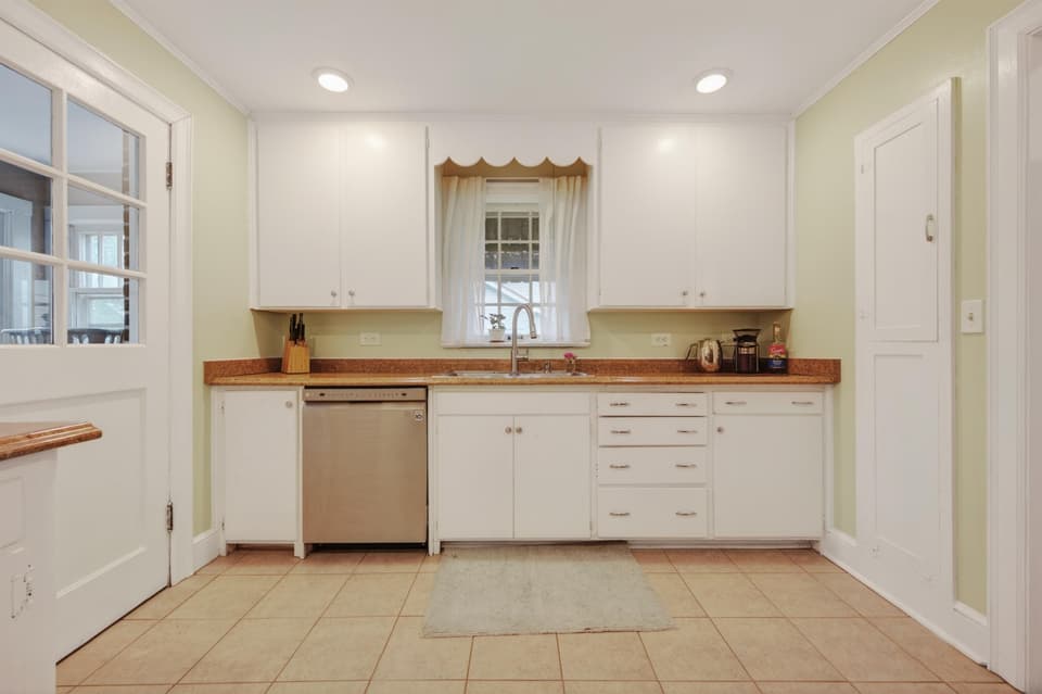 301 S Franklin Street, photo 9 of 35