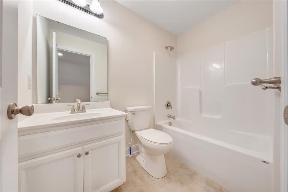 940 Holland Loop, photo 17 of 40