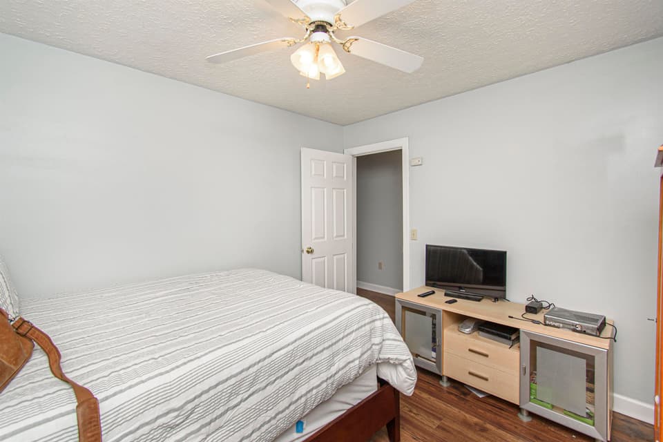 595 Tarrytown Road, photo 29 of 33