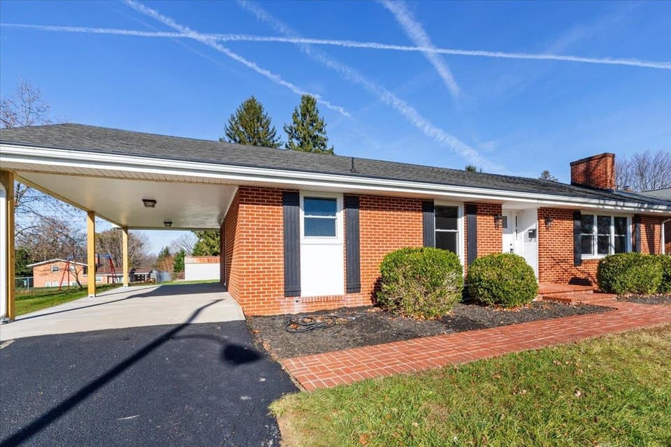 855 Mountain View Drive, photo 3 of 40
