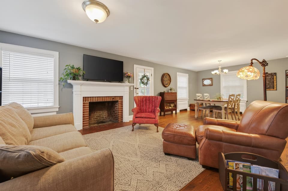 301 S Franklin Street, photo 4 of 35