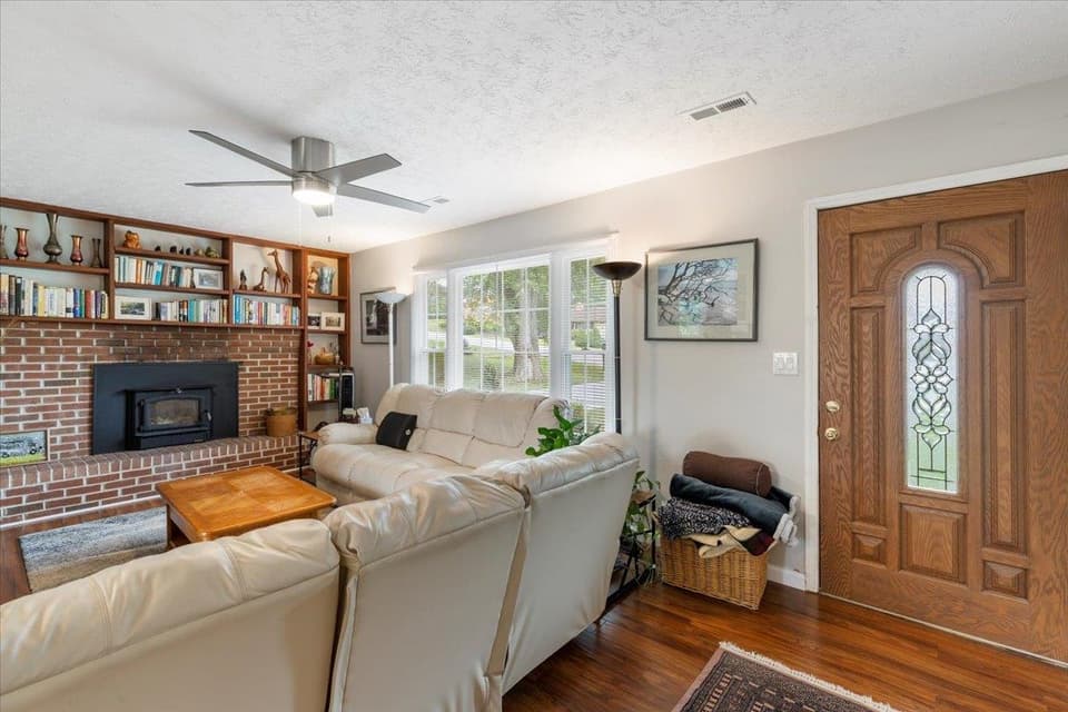 340 Walters Drive, photo 12 of 40