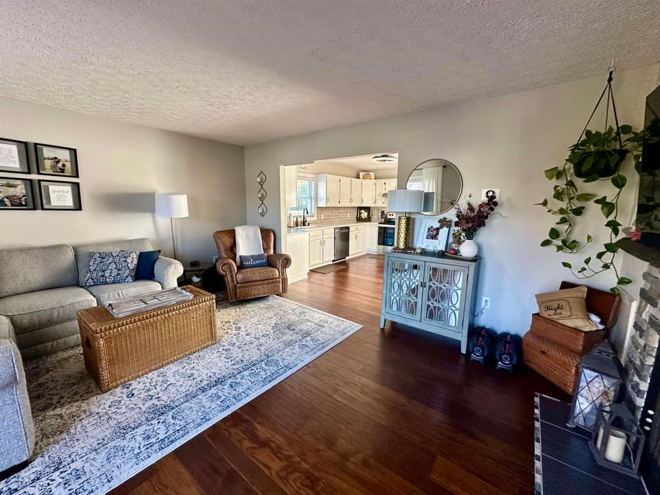 390 Warren Street, photo 8 of 40