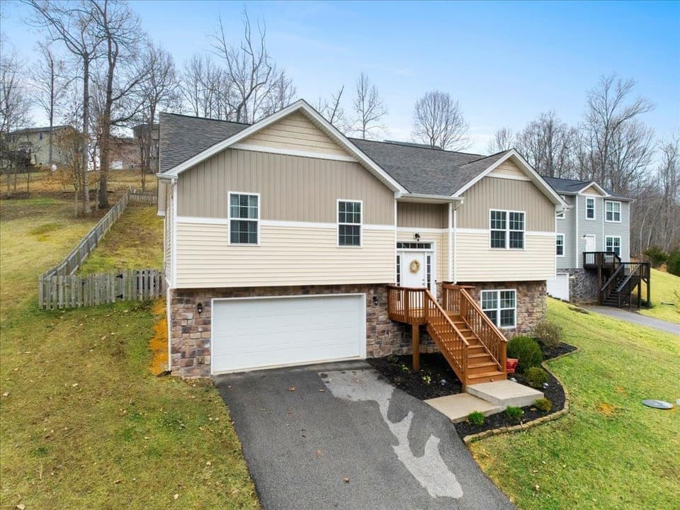 1041 St Clair Lane, photo 2 of 40