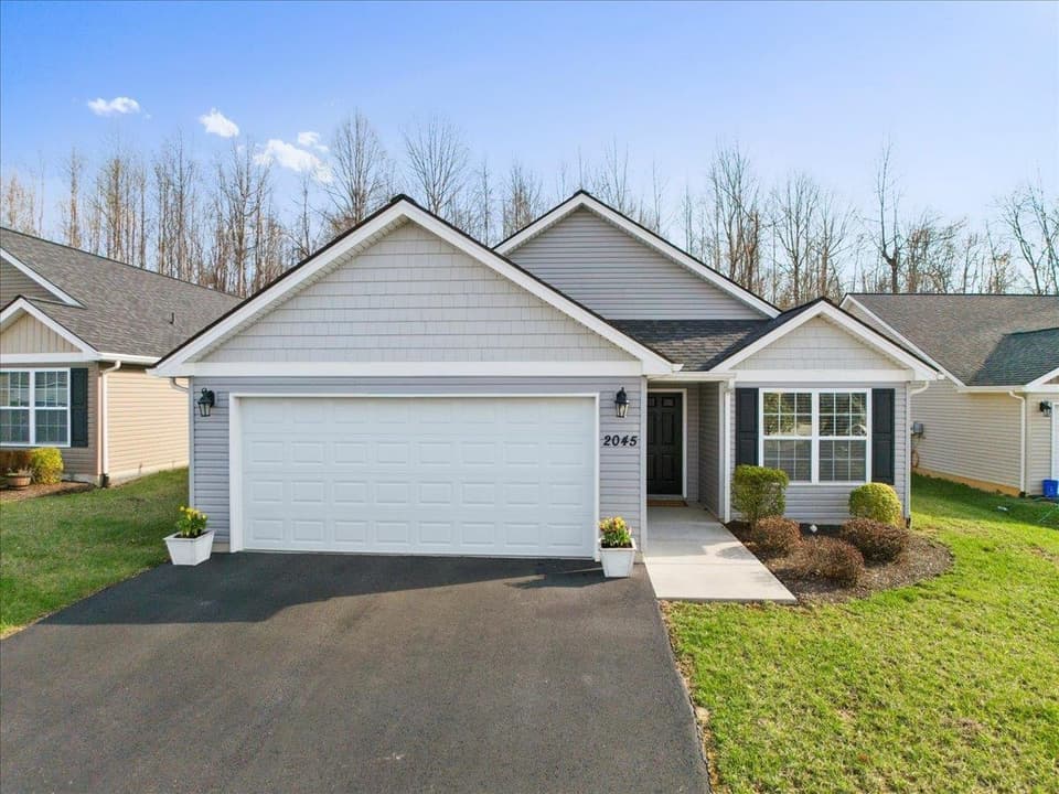 2045 Giles Drive SE, photo 2 of 40