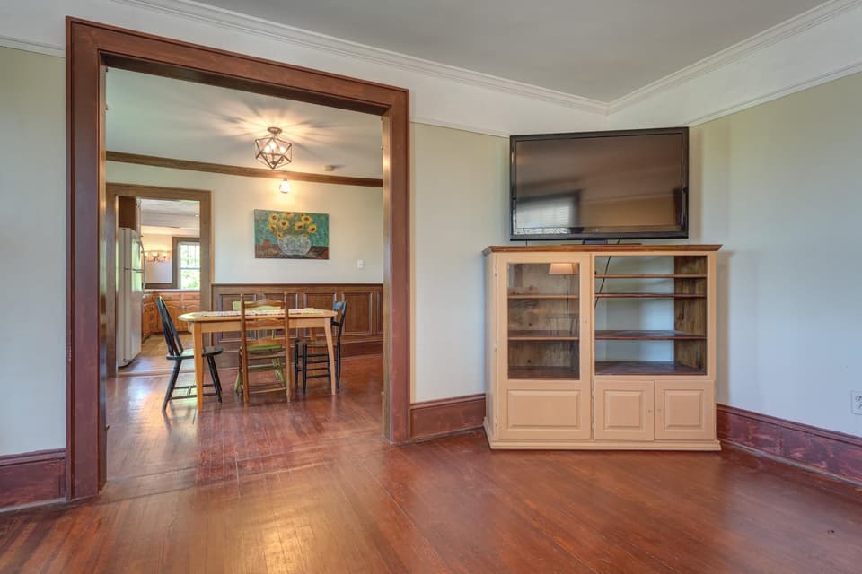 110 Lester Street, photo 12 of 40