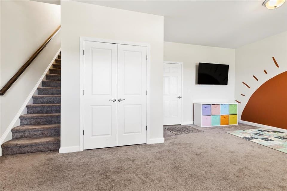 465 John Adams Drive, photo 7 of 40