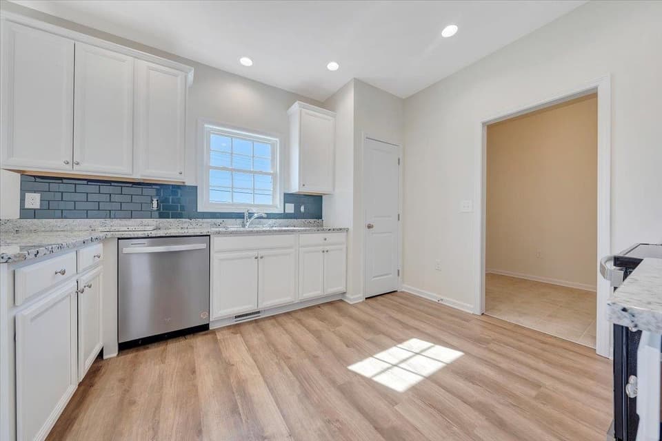 960 Holland Loop, photo 2 of 16