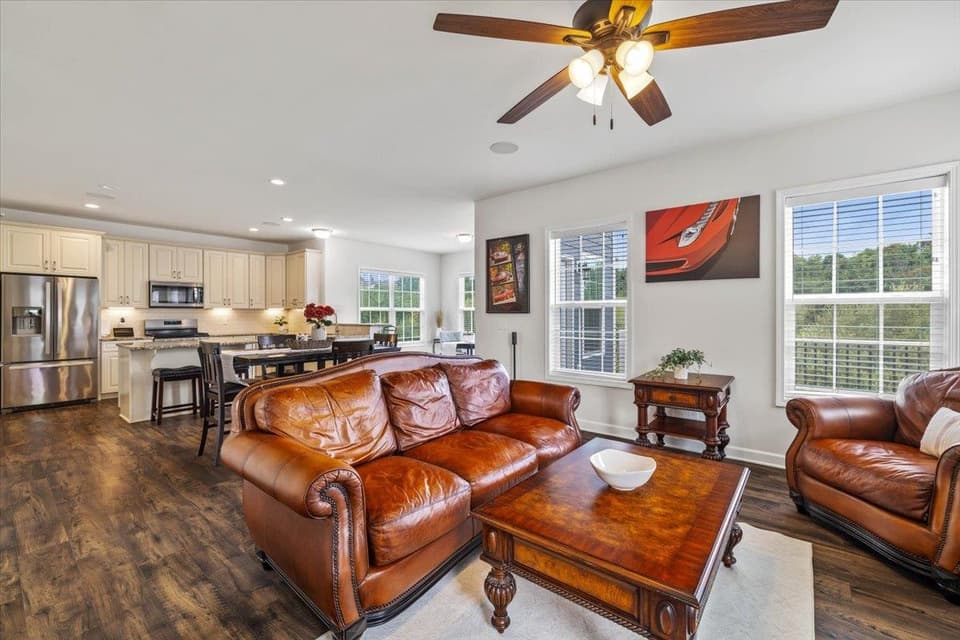 870 Jefferson Circle, photo 16 of 40