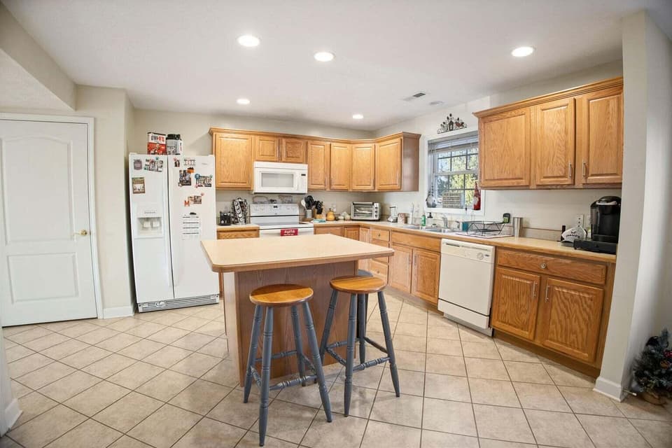 422 Miller St SE, photo 4 of 16