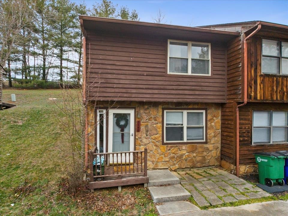 2590 Townhouse Street, photo 2 of 39