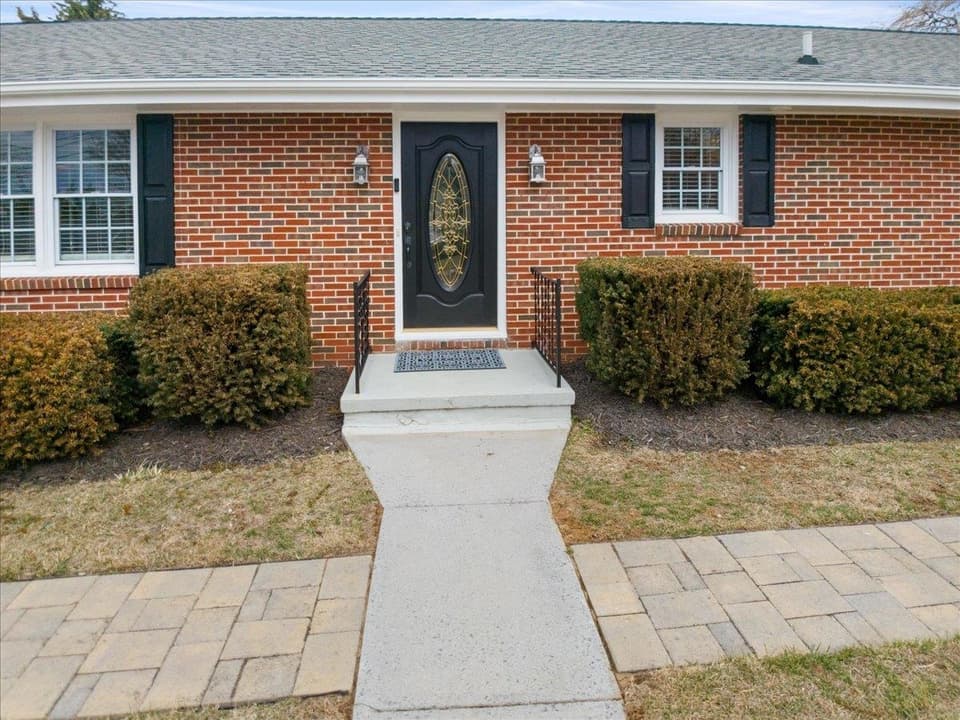 106 Miller Street SE, photo 3 of 40