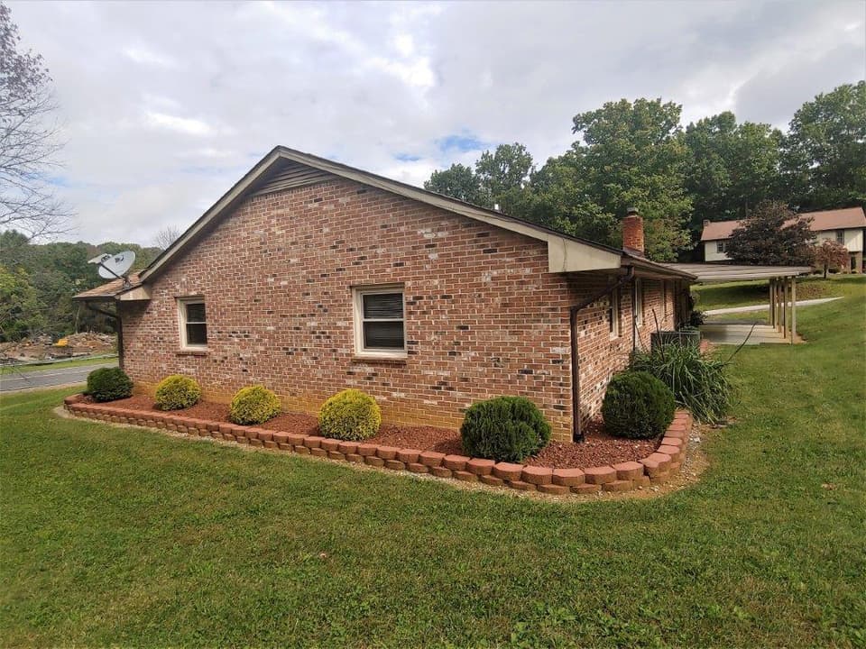 4585 Roanoke St, photo 5 of 40