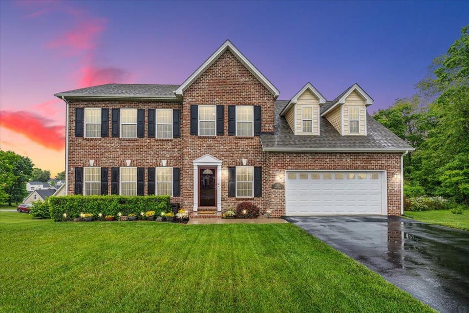 1585 Diana Drive, photo 2 of 38