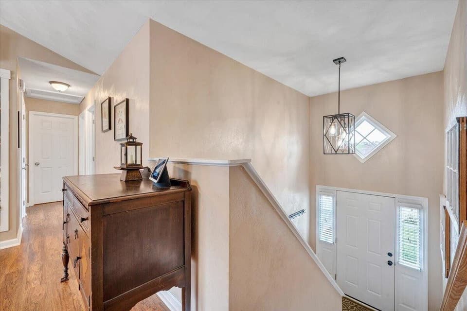 590 Keystone Drive, photo 5 of 37