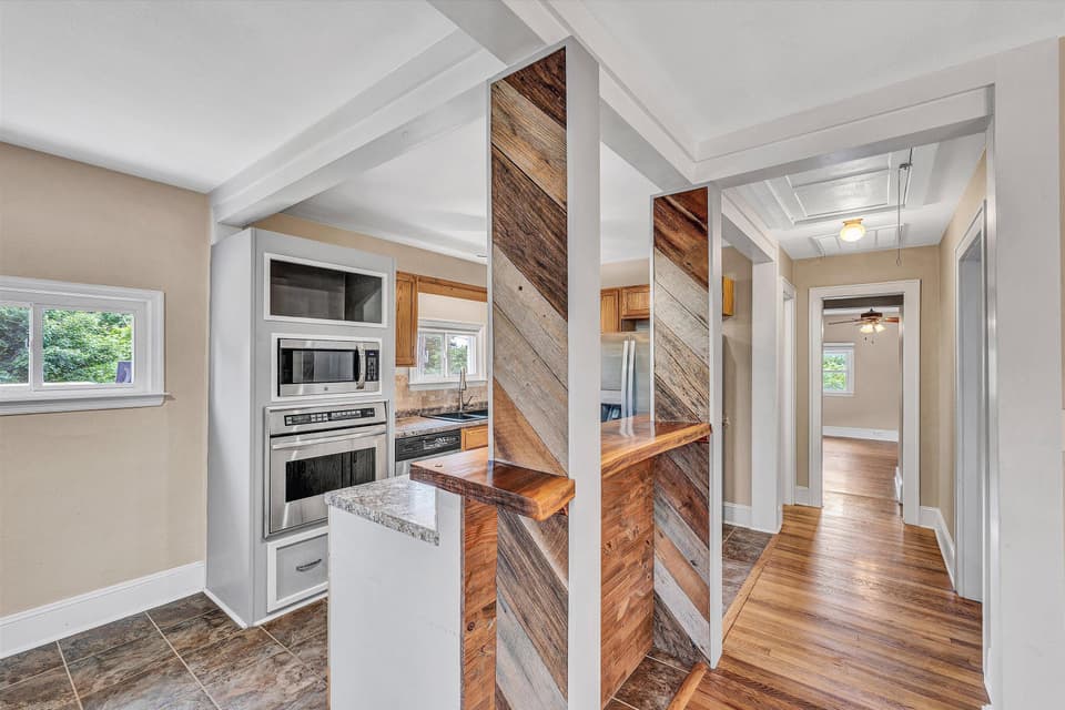 215 S Hill Dr, photo 10 of 37