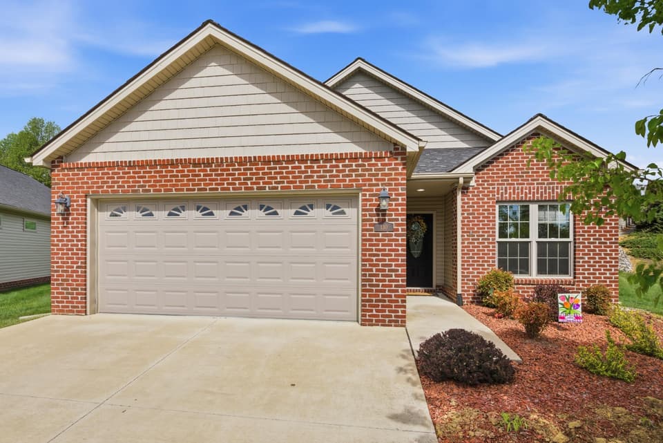 130 Gavins Court, photo 2 of 39