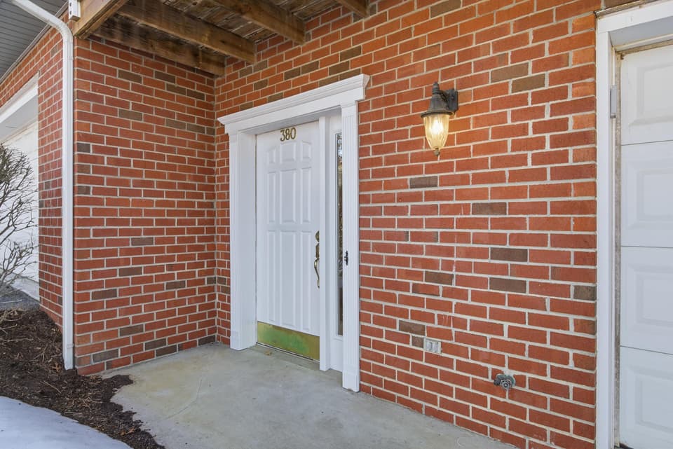 380 Oaktree Boulevard, photo 4 of 40