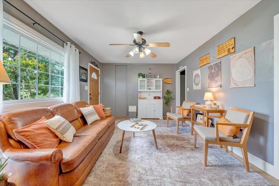 100 Roseland Drive SW, photo 6 of 35
