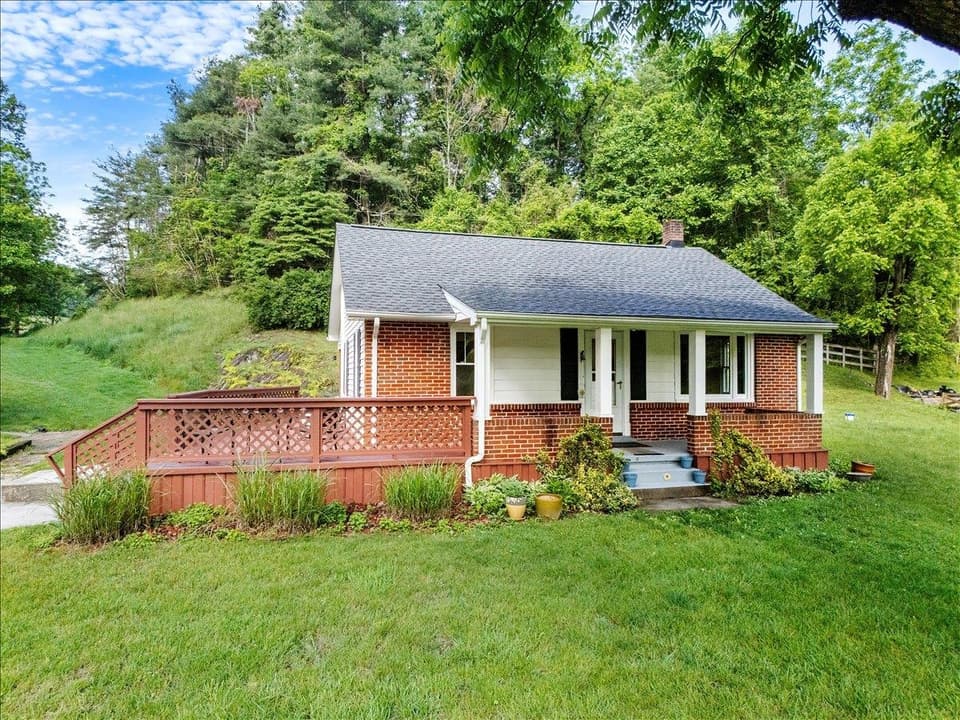 2537 Rosemary Road, photo 3 of 40