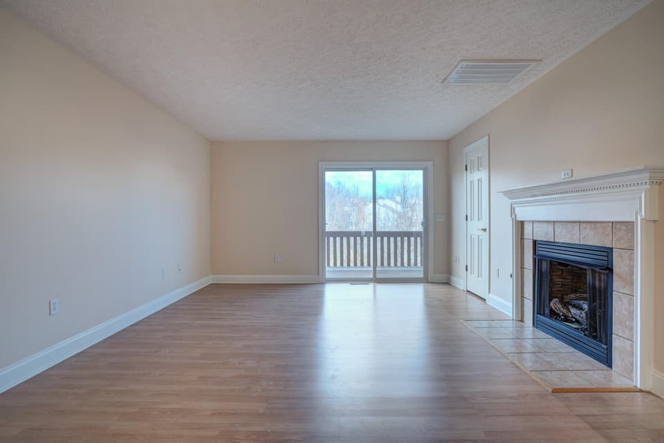 825 Oaktree Boulevard, photo 12 of 32