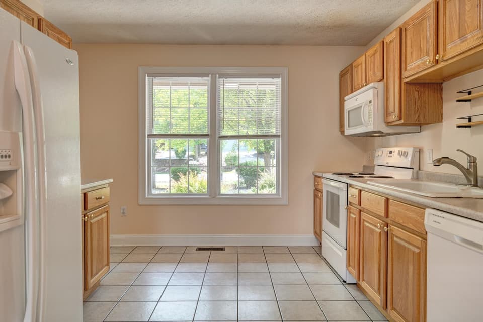 815 Oaktree Boulevard, photo 13 of 30
