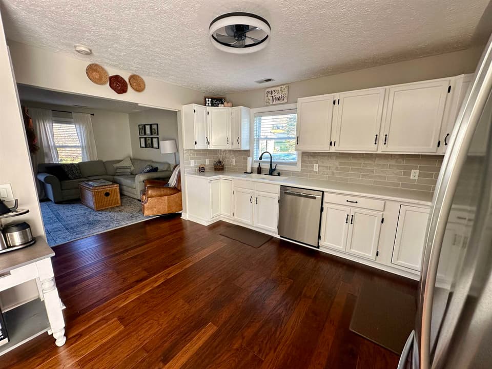 390 Warren Street, photo 13 of 40