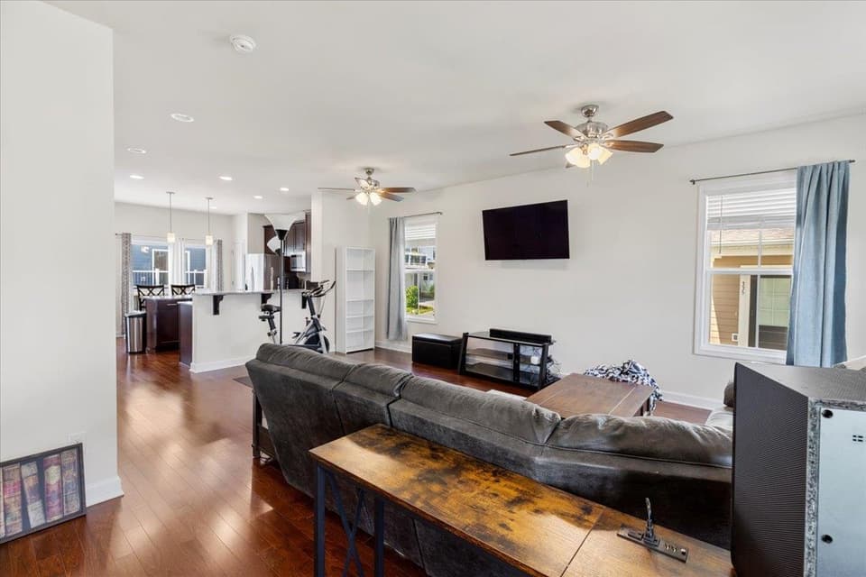 325 John Adams Drive, photo 10 of 40