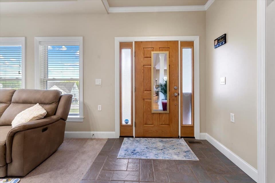 1015 Falor Lane, photo 7 of 40