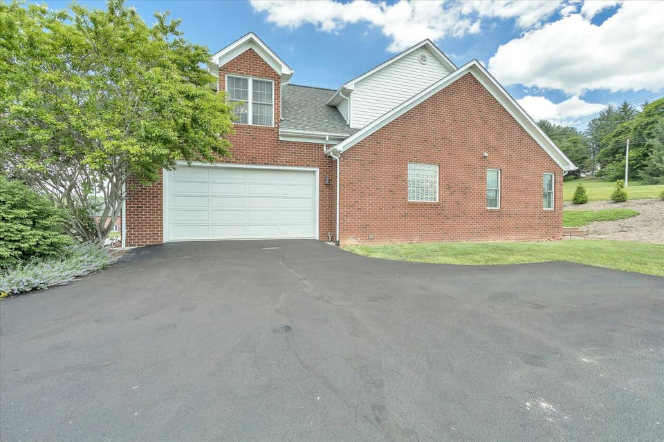 2075 Lake Vista Dr, photo 2 of 38