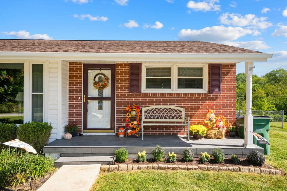 106 Roseland Drive, photo 2 of 39