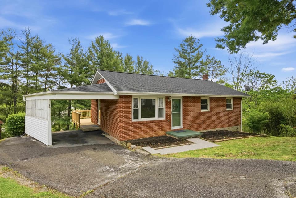 665 Betty Drive, photo 4 of 39