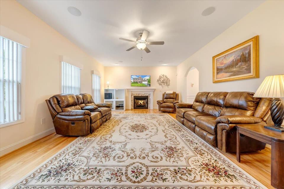 1585 Diana Drive, photo 5 of 38