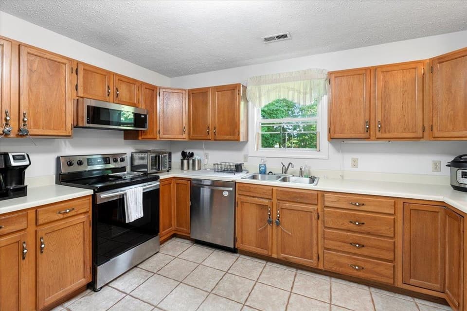 365 S Hill Drive, photo 15 of 40