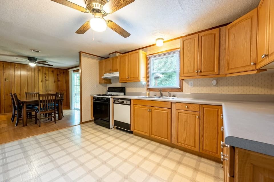 1045 Brown Street, photo 15 of 40