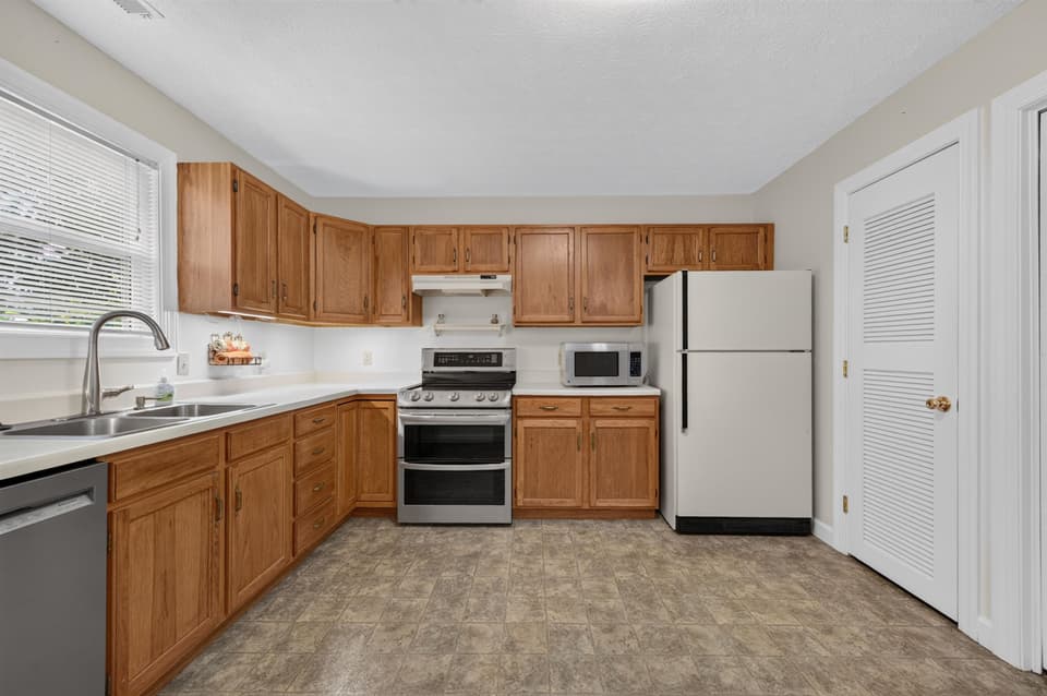 650 Kamran Drive, photo 11 of 40