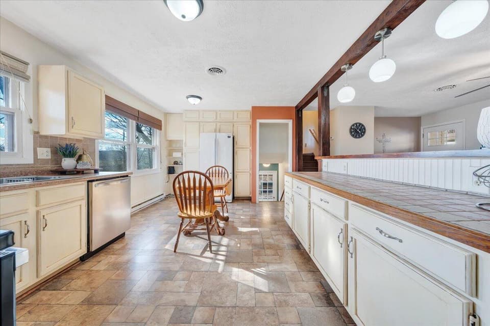 1100 Flint Drive, photo 9 of 37