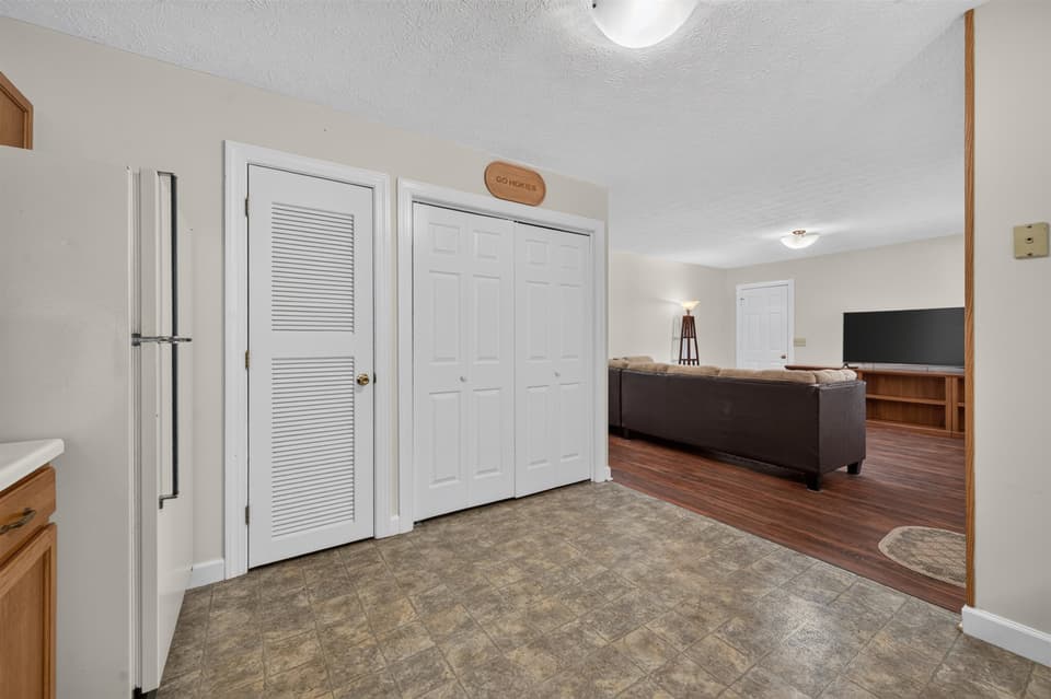 650 Kamran Drive, photo 12 of 40