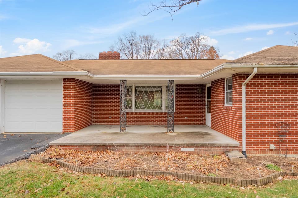 935 Hummingbird Drive SW, photo 3 of 40