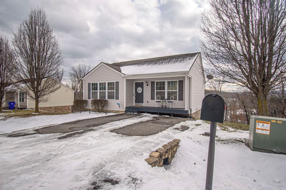 190 Robin Hood Drive, photo 2 of 40