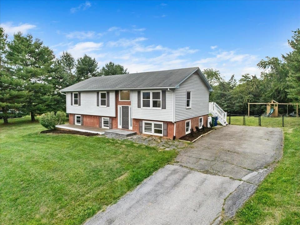 120 SE Howery Street, photo 3 of 40