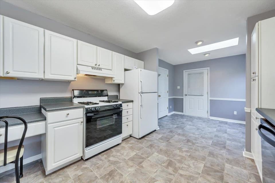 430 Virginian Drive, photo 11 of 36