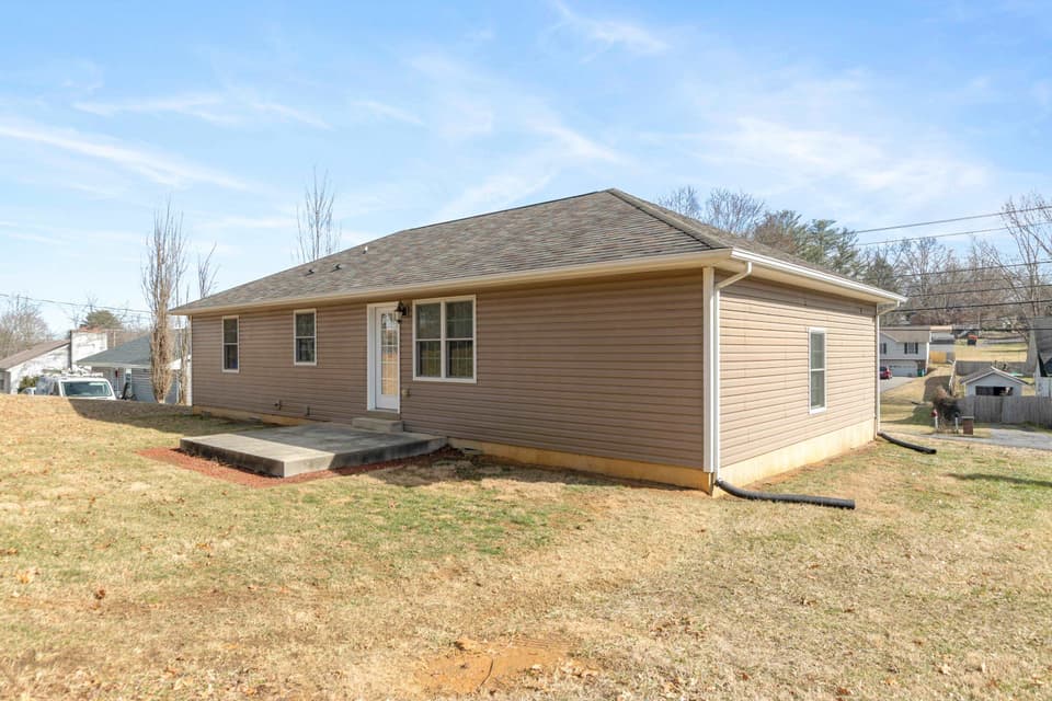 835 College Street, photo 2 of 33